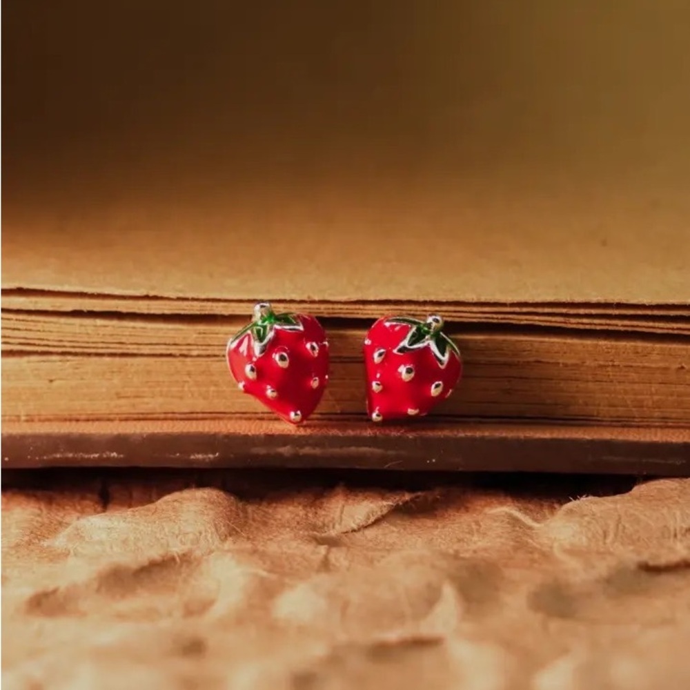 1Pair Anthro Cute Ripe Retro Strawberries Berries Pin Micro 3D Earrings
